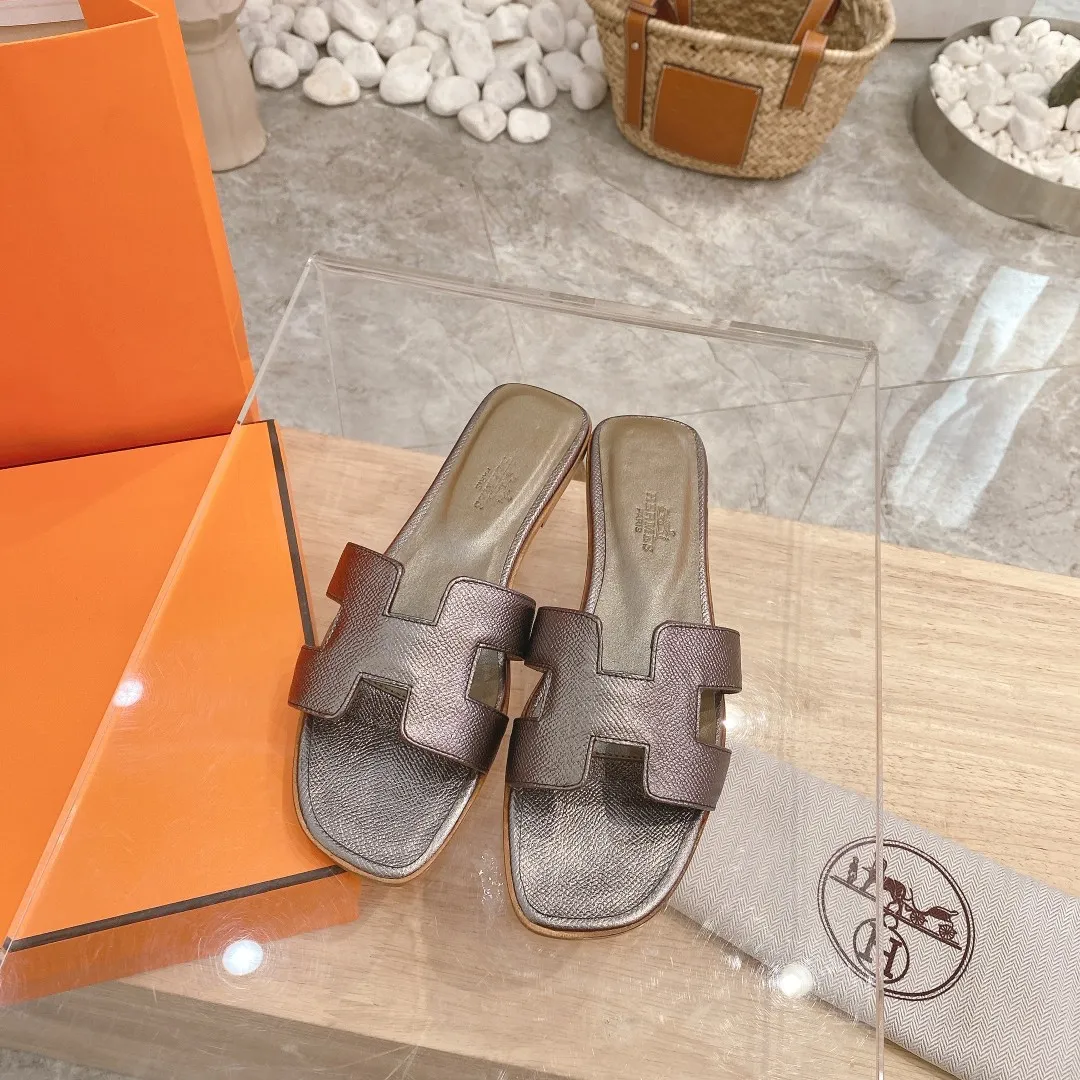 👟👟Ex-factory price 300👟👟 Genuine leather sole +40 🦄Hermès "Palm Print" has added new color sandals, "Year-round shipment" with three-dimensional concave and convex feeling on the classic "H" upper... It is a must-have item in your wardrobe, and it is magically versatile in this summer! This model fully demonstrates the classic Hermès style "palm print". Classic calfskin material ~ imported sheepskin. Lining 🐎Size: 34~42. Heel height ② type: low heel 1.5cm. Medium heel 4.5cm. Genuine leather sole +40 rubber sole.